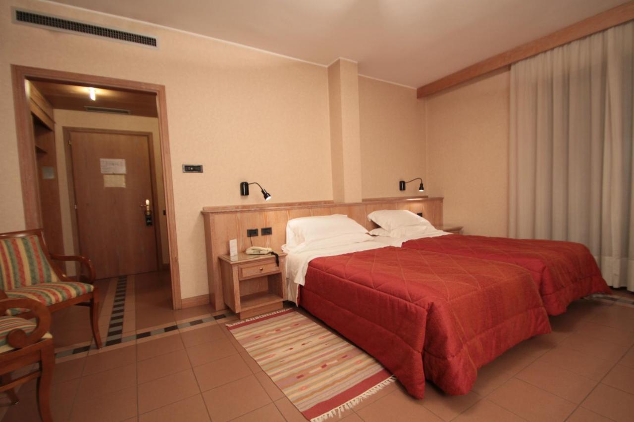 Monica Hotel Fiera Pregnana Milanese Esterno foto